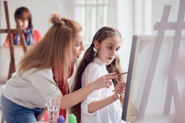Sanat ders. küçük kız ve kadın