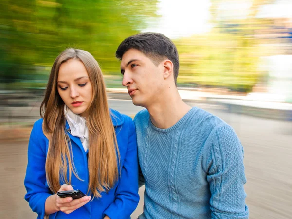 Paar mit Telefon — Stockfoto