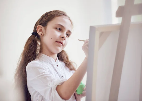 Junger Künstler malt Porträt — Stockfoto