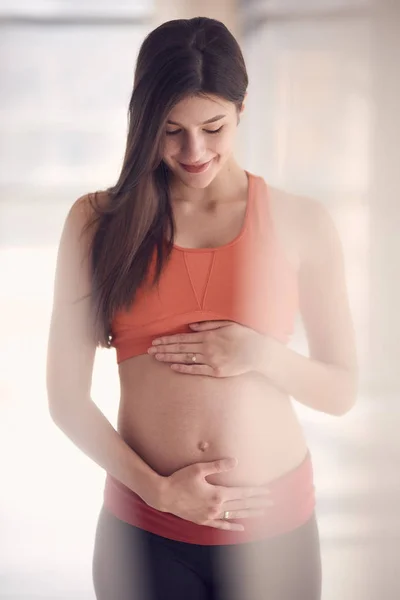 Pózuje fitness těhotná žena — Stock fotografie