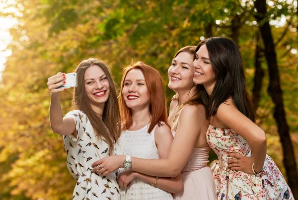 Heureux filles amis faire selfie en plein air — Photo