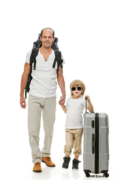 Сім'я. Батько і син зі своїми багажами . — стокове фото