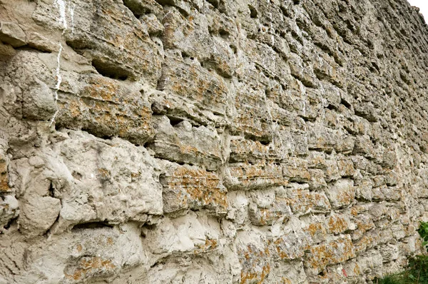 Antiguo muro que se extiende en perspectiva — Foto de Stock