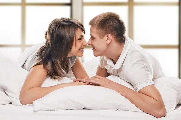 Szczęśliwa para leży w łóżku — Zdjęcie stockowe
