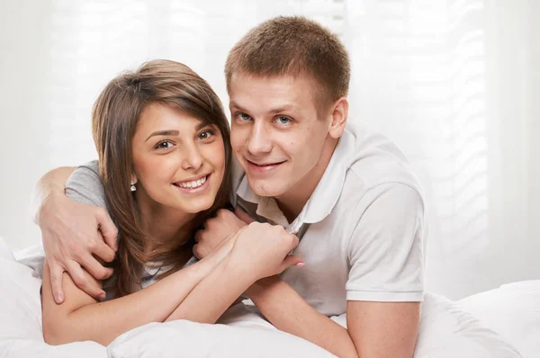 Retrato de casal deitado na cama — Fotografia de Stock