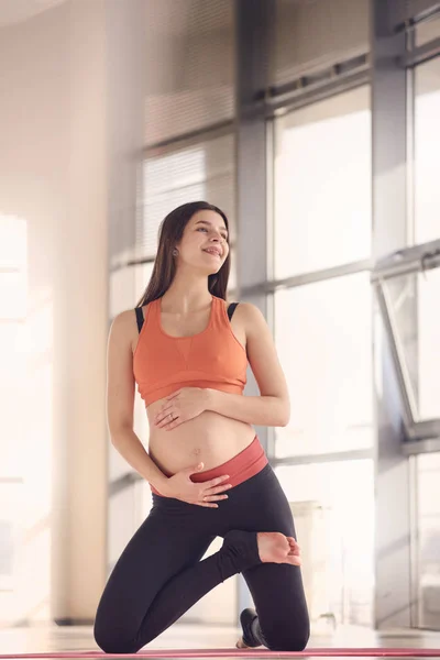 Yoga machen und schwangere Frau posieren — Stockfoto