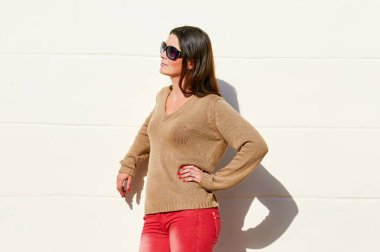 çekici bir kadın güneş gözlüğü