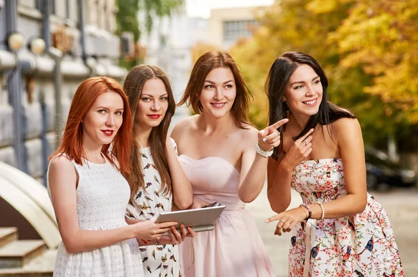 Cuatro chicas amigos toursits buscando con tableta pc — Foto de Stock
