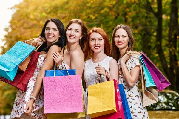 Mejores amigos Mujeres con bolsas de compras — Foto de Stock