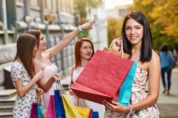 Shopping skönhet leende kvinna — Stockfoto