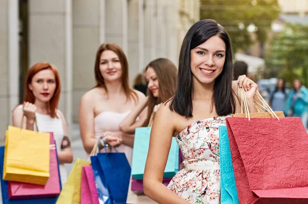 Winkelen vrouw in de stad — Stockfoto