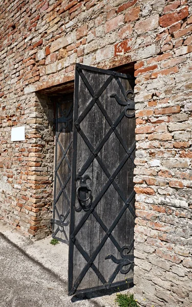 Old fashioned door opened — Stock Photo, Image