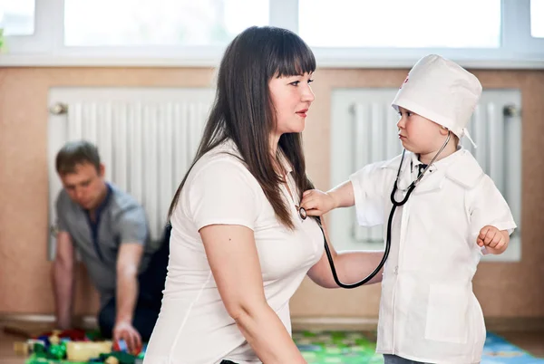 Kind jongen spelen met moeder — Stockfoto