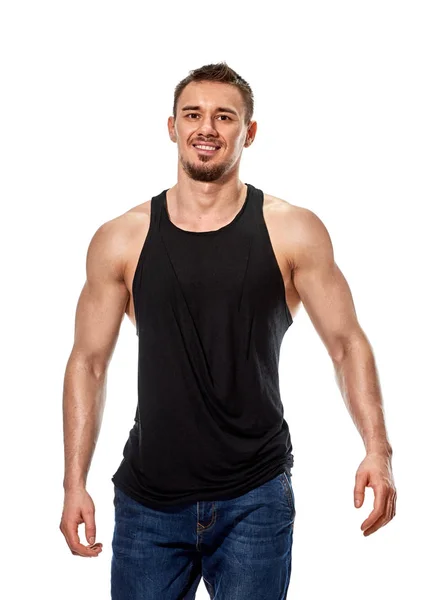 Muscular sonriente joven posando — Foto de Stock