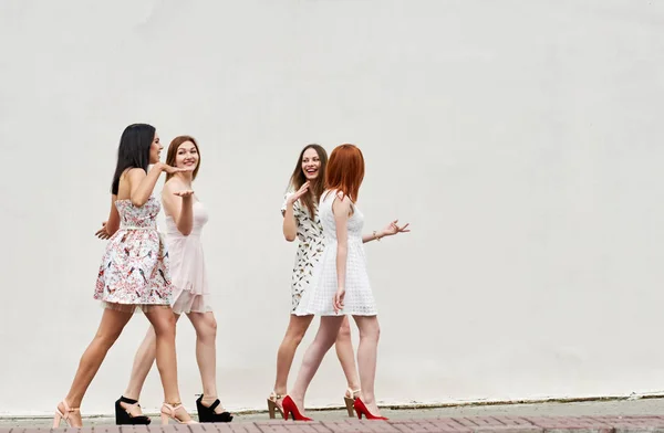 Walking group of young women friends — Stock Photo, Image