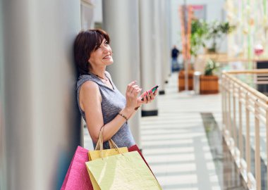 Telefon kullanan kadın alışveriş