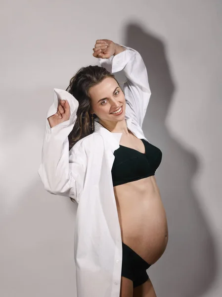 Tanec, usmíval se těhotná žena — Stock fotografie