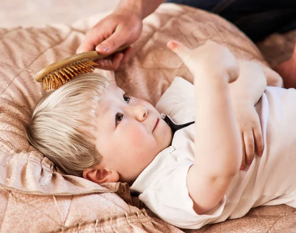 Parent brushing boys hair — Stock Photo, Image