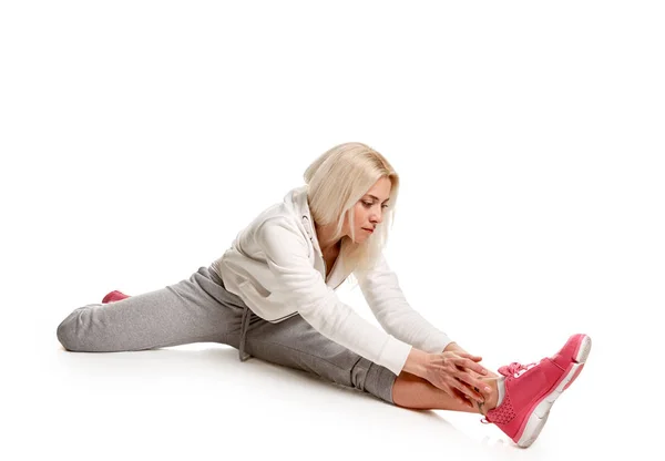 Blonde femme séance d'entraînement fitness étirement splits — Photo
