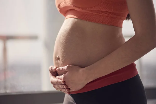 Ruimte en een deel van de zwangere vrouw — Stockfoto