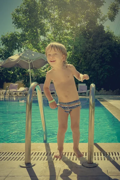 Băiat lângă piscină — Fotografie, imagine de stoc