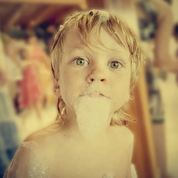 Retrato chico en espuma — Foto de Stock