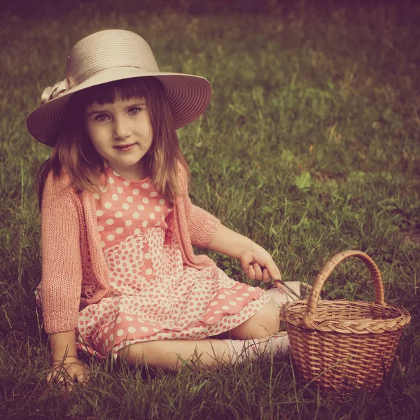 Little girl in the forest — Stock Photo, Image