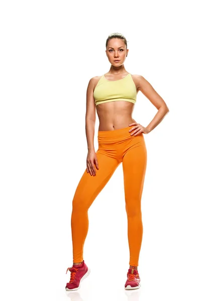 Aantrekkelijke fitness vrouw poseren — Stockfoto
