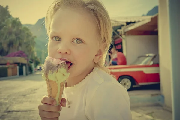 Junge isst Eis — Stockfoto