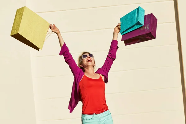 Mujer con bolsas —  Fotos de Stock