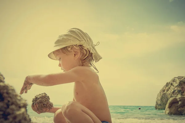 Menino brincando com areia — Fotografia de Stock