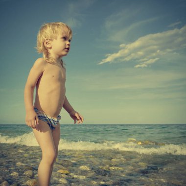 Sahilde küçük çocuk