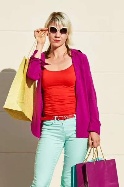 Young woman trendy shopper — ストック写真