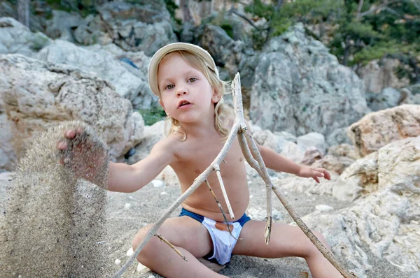 Niño en la costa rocosa — Foto de Stock