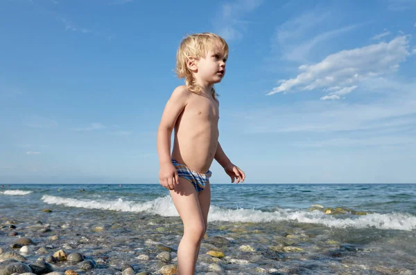Niño en la orilla del mar — Foto de Stock