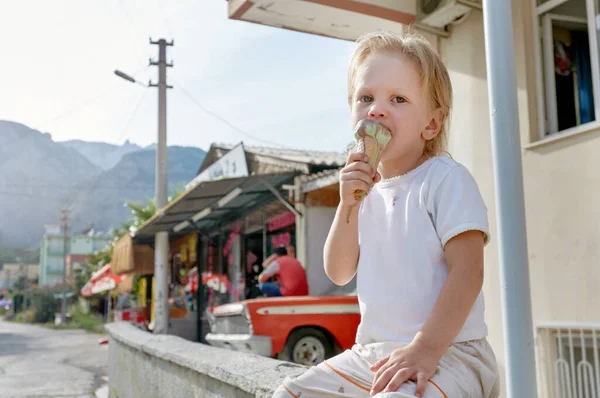 Chlapec pojídající zmrzlinu — Stock fotografie