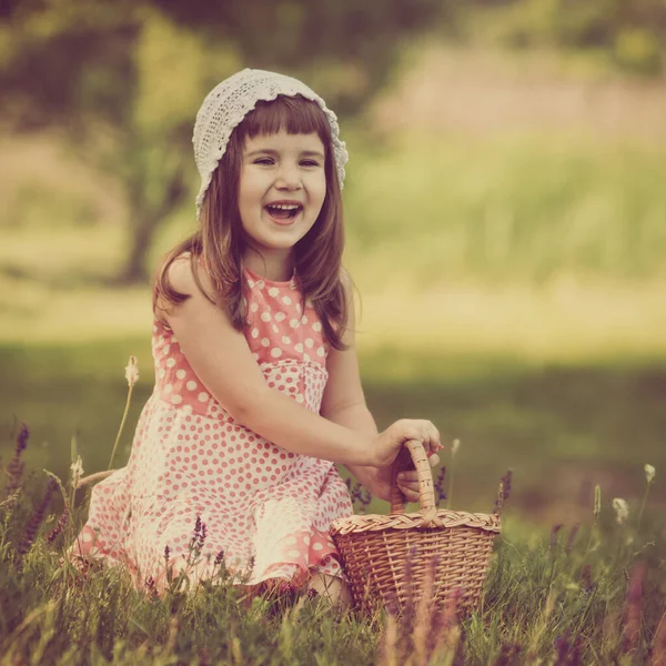 Веселая девушка в траве — стоковое фото