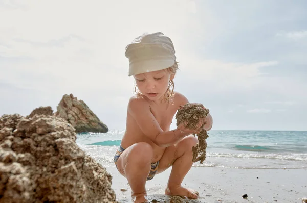 Pojke leker med sand — Stockfoto