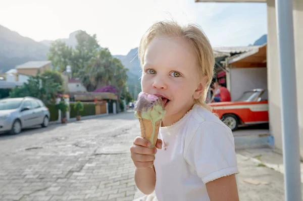 Junge isst Eis — Stockfoto