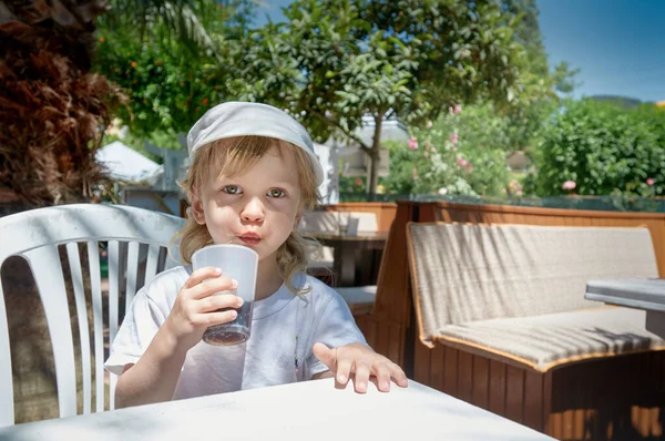 Chlapec pije koktejl — Stock fotografie