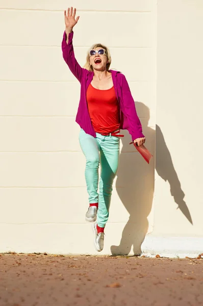 Szczęśliwa kobieta skacze — Zdjęcie stockowe