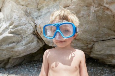 Dalış maskeli çocuk