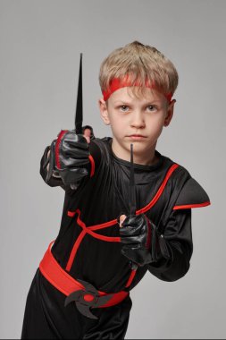 Ninja Kunai 'yi tutuyor.