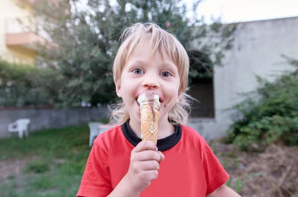 Eating ice cream — Stock Photo, Image