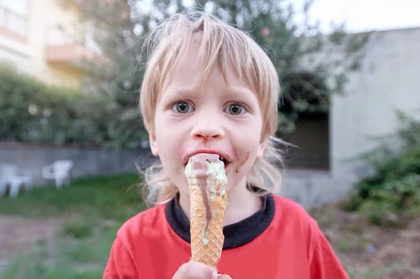 Chlapec pojídající zmrzlinu — Stock fotografie