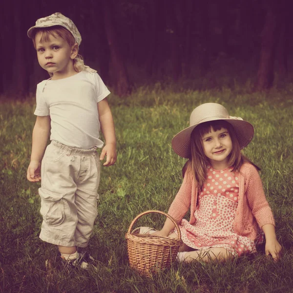 Menino e menina na floresta — Fotografia de Stock