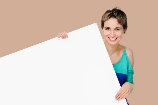 Jovem com cartaz em branco — Fotografia de Stock