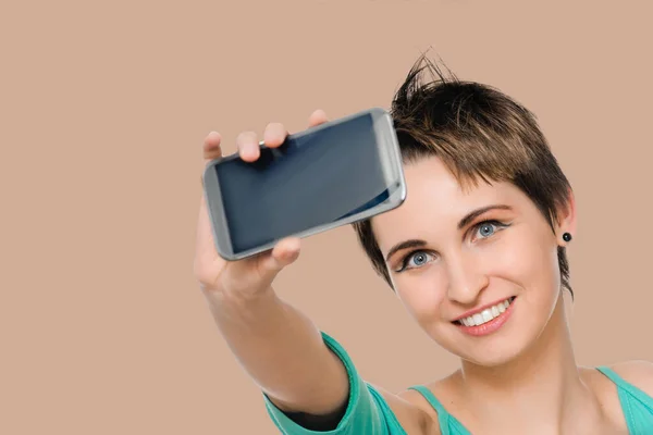 Mujer tomando autorretrato con cámara de teléfono — Foto de Stock