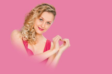 kız kalp sembolü gösteriyor