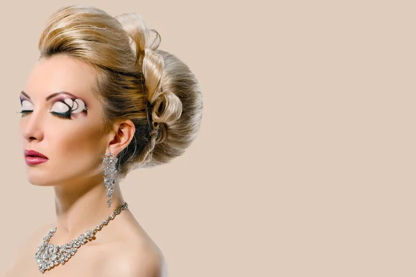 Noiva com maquiagem criativa e penteado — Fotografia de Stock